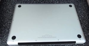 MacBook после попадания жидкости - снять заднюю крышку